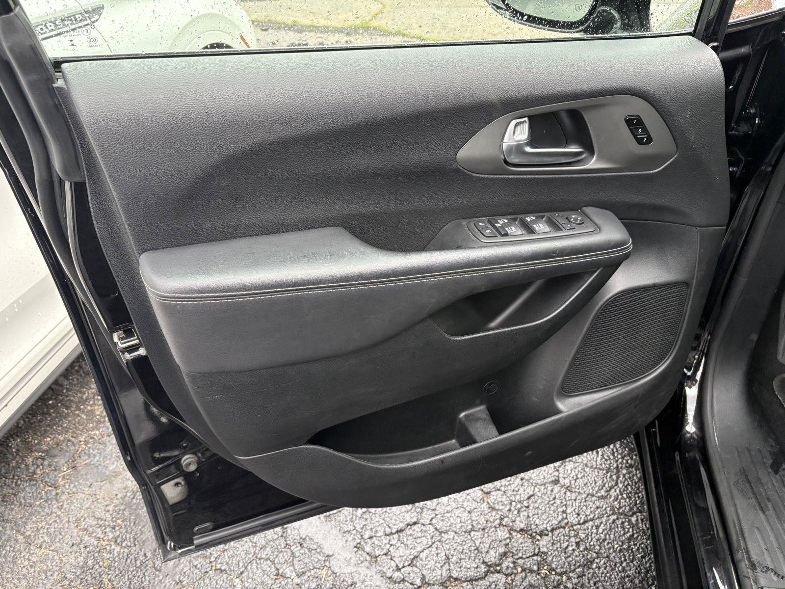 Used 2025 Chrysler Pacifica Select FWD image 3