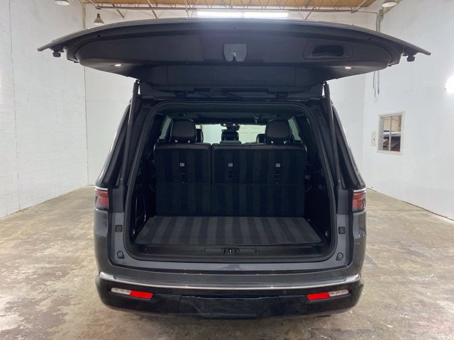 Used 2023 Jeep Wagoneer 4WD w/ Premium Group I image 9