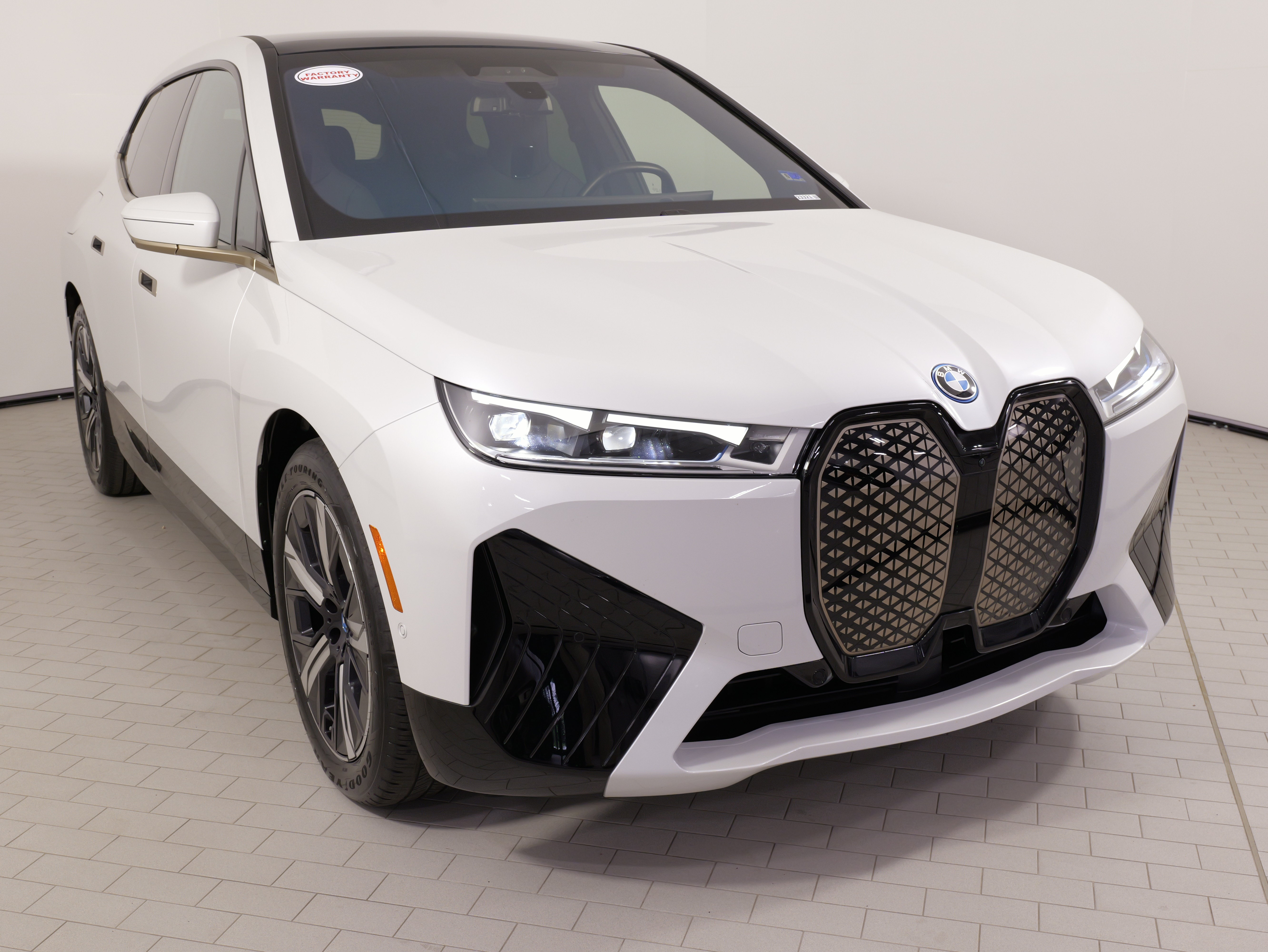 Used 2023 BMW iX xDrive50 w/ Premium Package AWD/4WD image 5