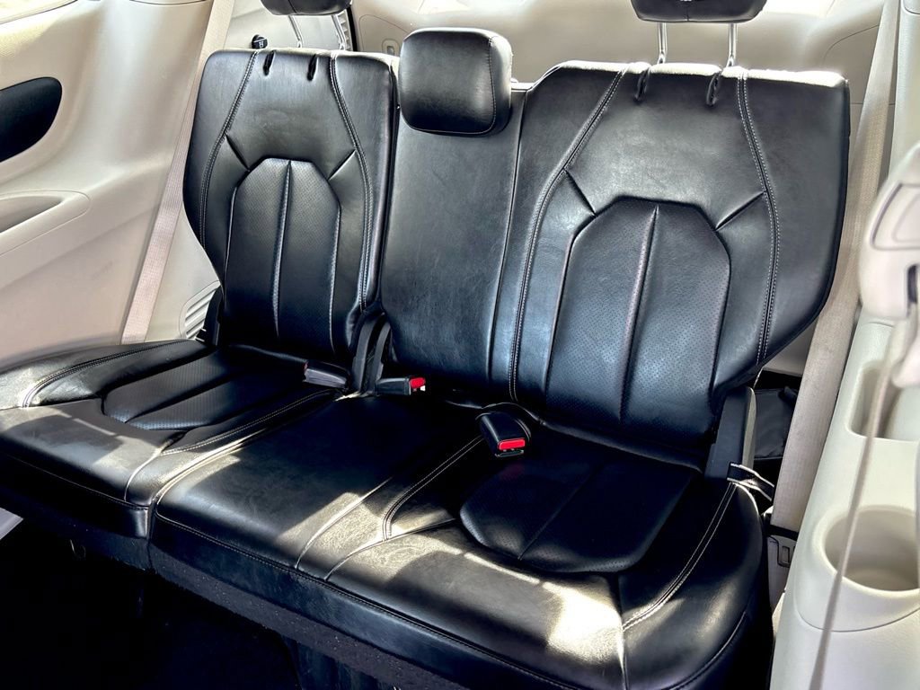 Used 2023 Chrysler Pacifica Touring-L image 23