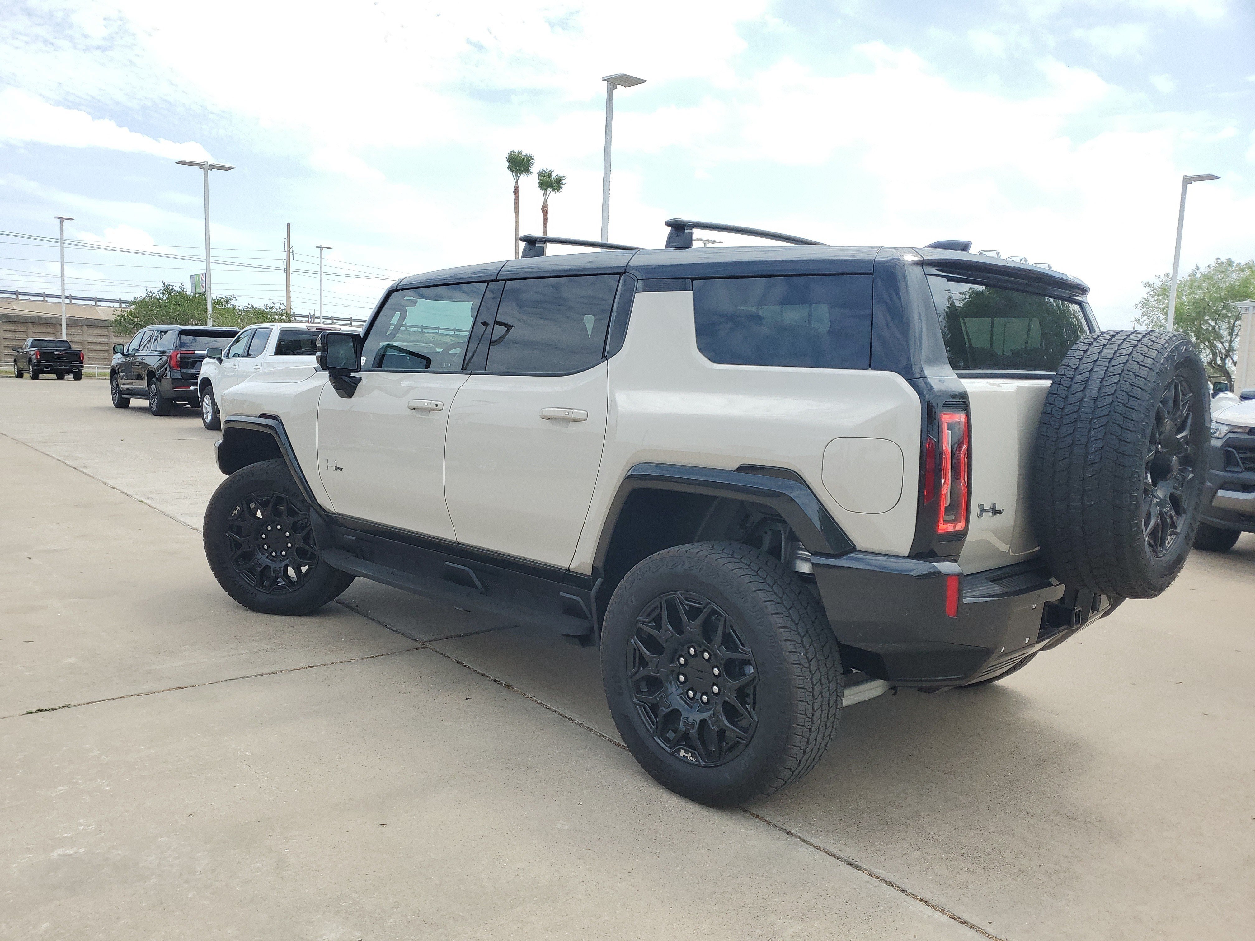 New 2026 GMC Hummer EV SUV w/ LPO, Roof Cross Rail Package AWD/4WD image 5