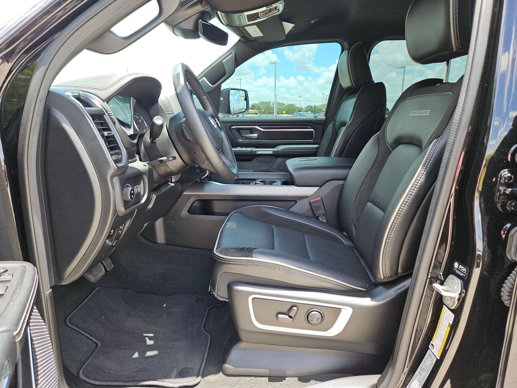 Used 2024 RAM 1500 Laramie AWD/4WD image 9