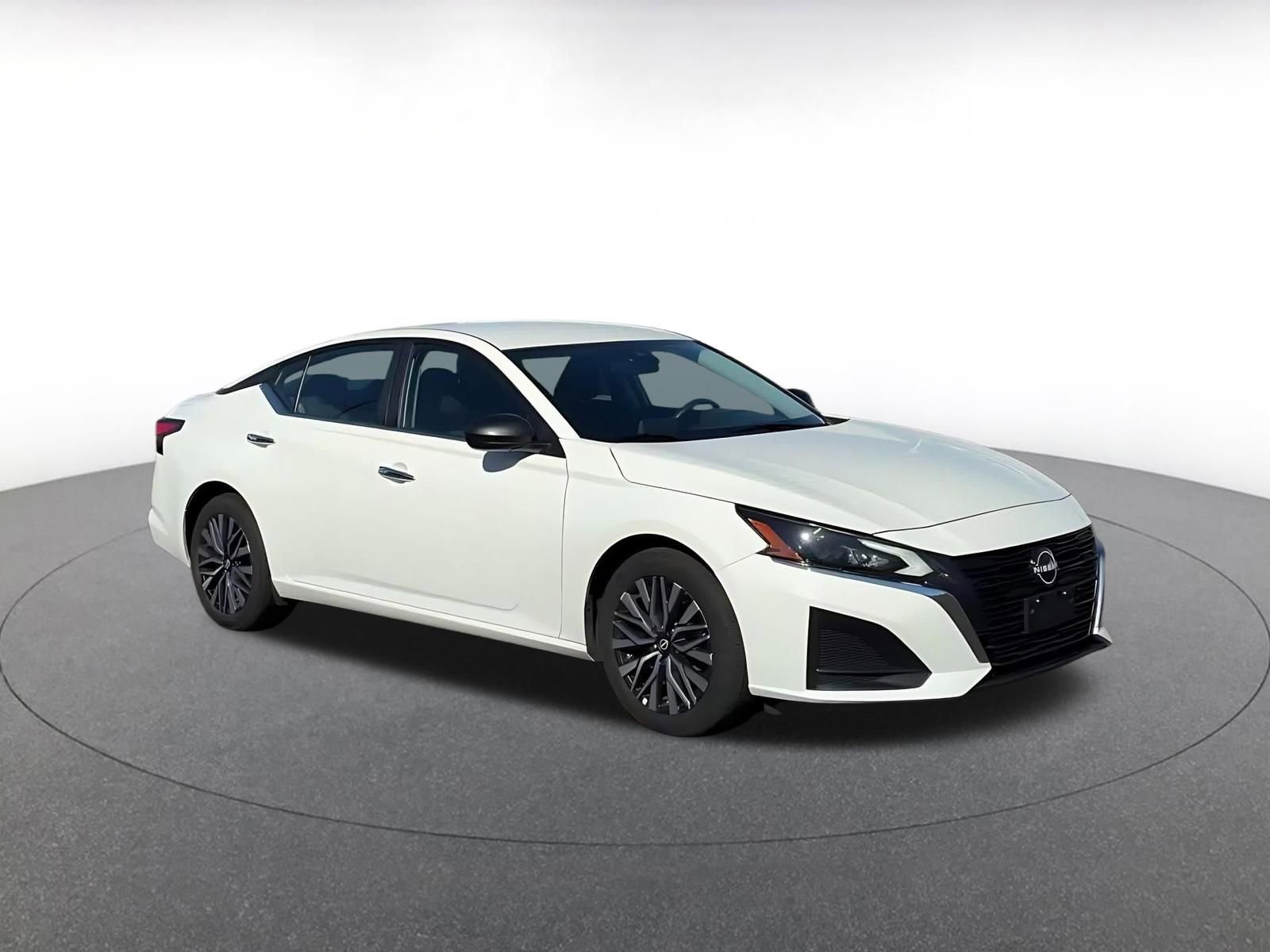 Used 2025 Nissan Altima 2.5 SV FWD image 2