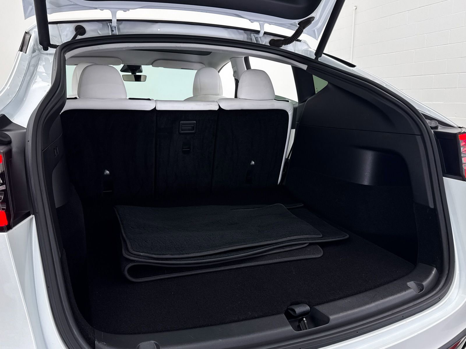 Used 2022 Tesla Model Y Long Range image 50