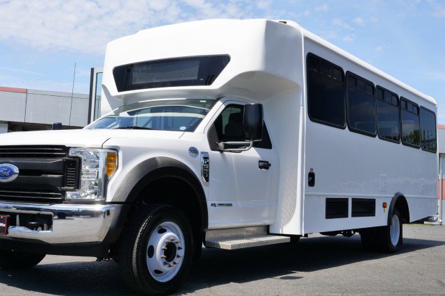 Used 2017 Ford F550 2WD Regular Cab Super Duty image 3