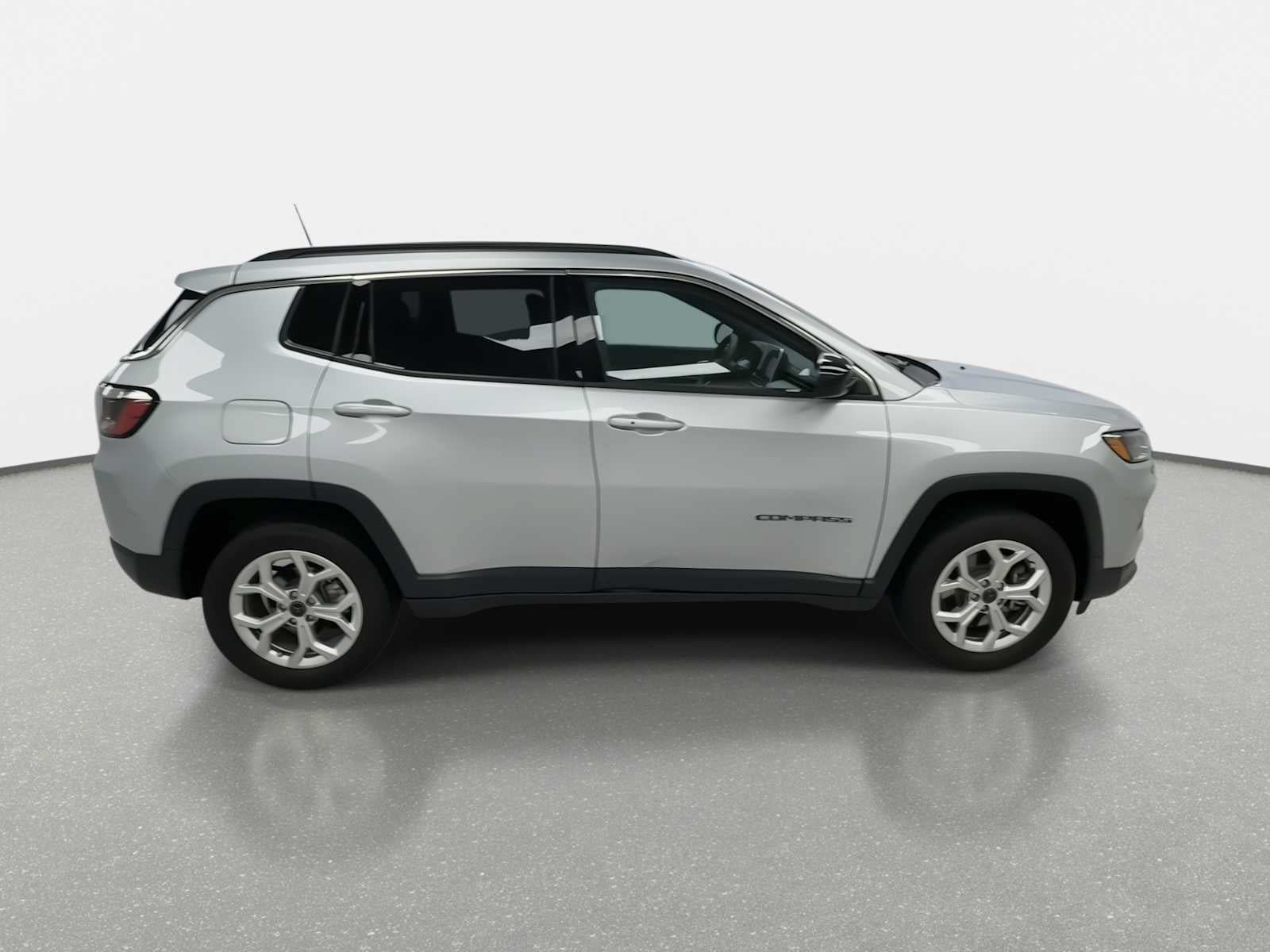Used 2025 Jeep Compass Latitude AWD/4WD image 9