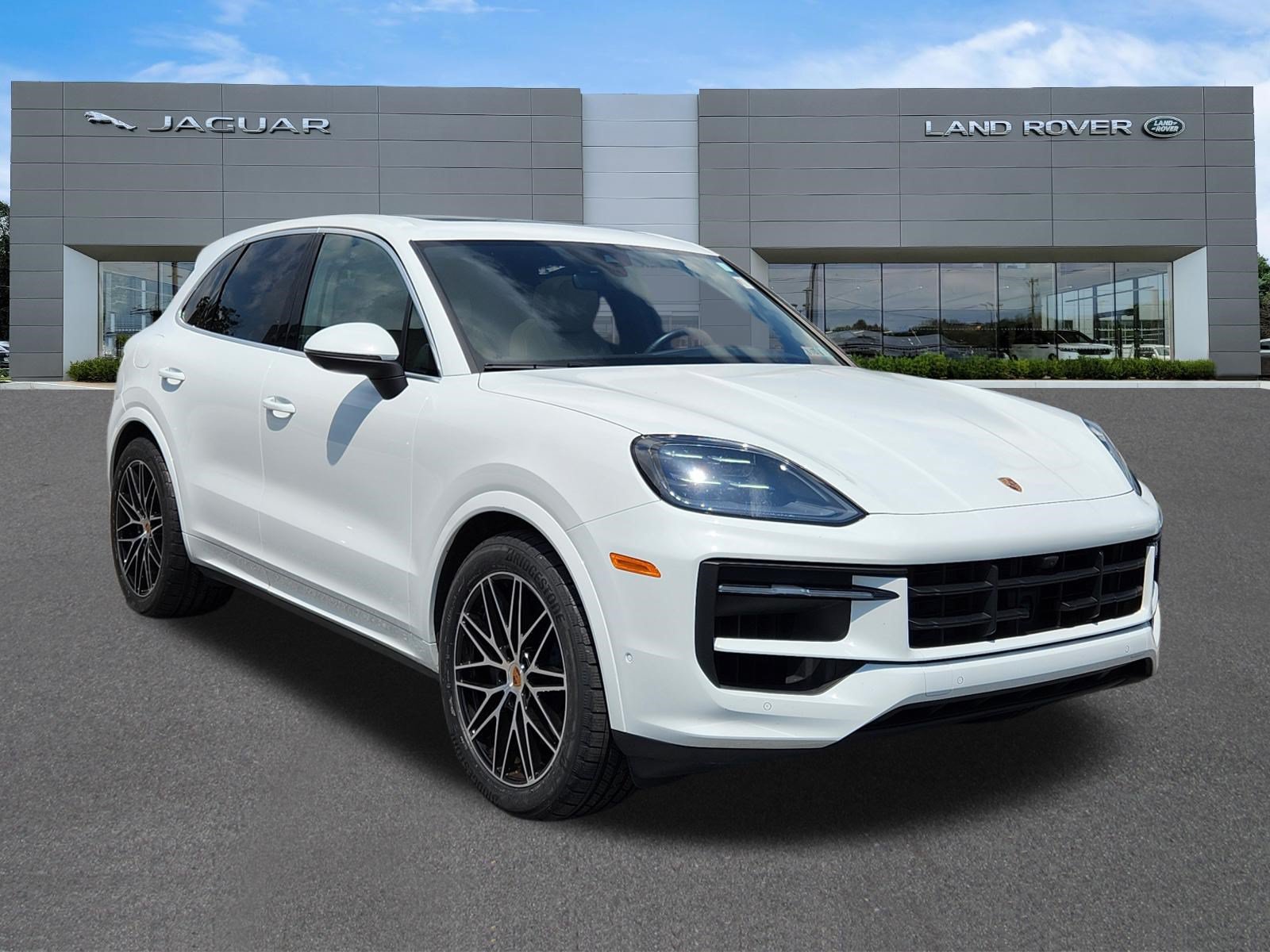 Used 2025 Porsche Cayenne AWD/4WD image 2