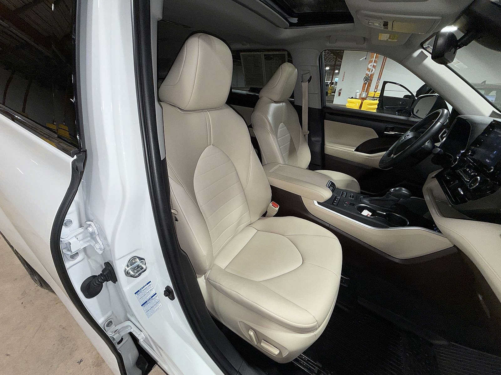 Used 2022 Toyota Highlander XLE AWD/4WD image 16