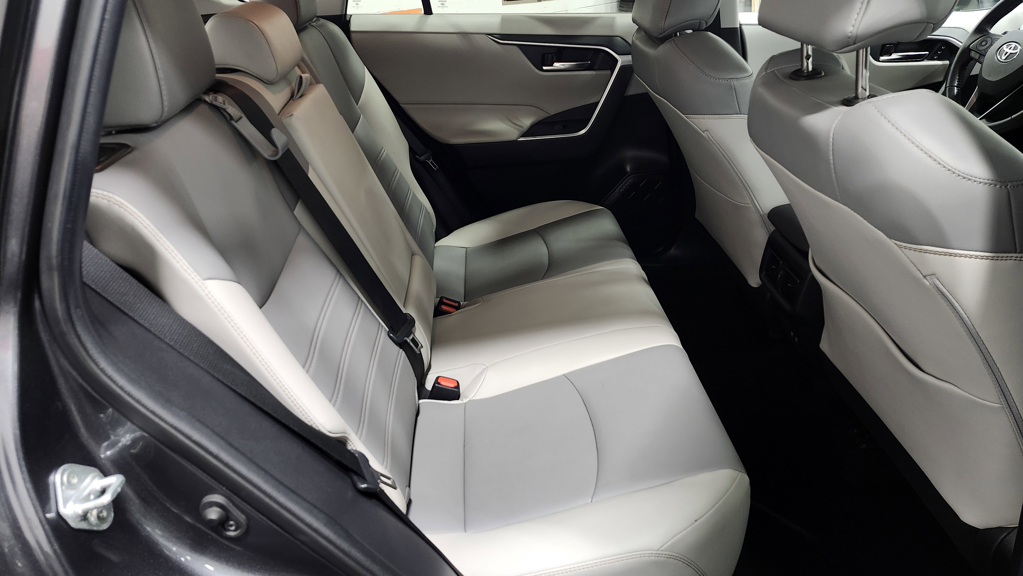 Used 2020 Toyota RAV4 XLE Premium image 13