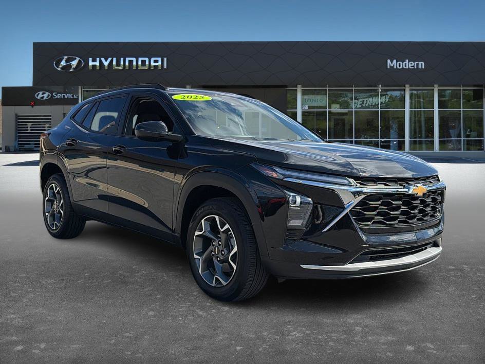 Used 2025 Chevrolet Trax LT image 2