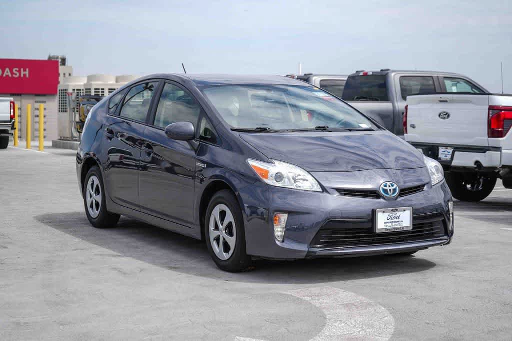 Used 2015 Toyota Prius Two w/ Preferred Accessory Package FWD image 3