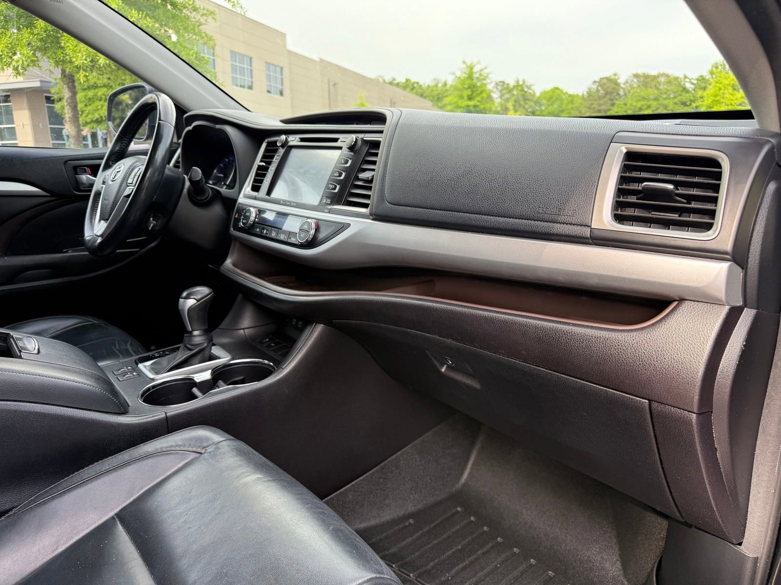 Used 2018 Toyota Highlander XLE FWD image 24