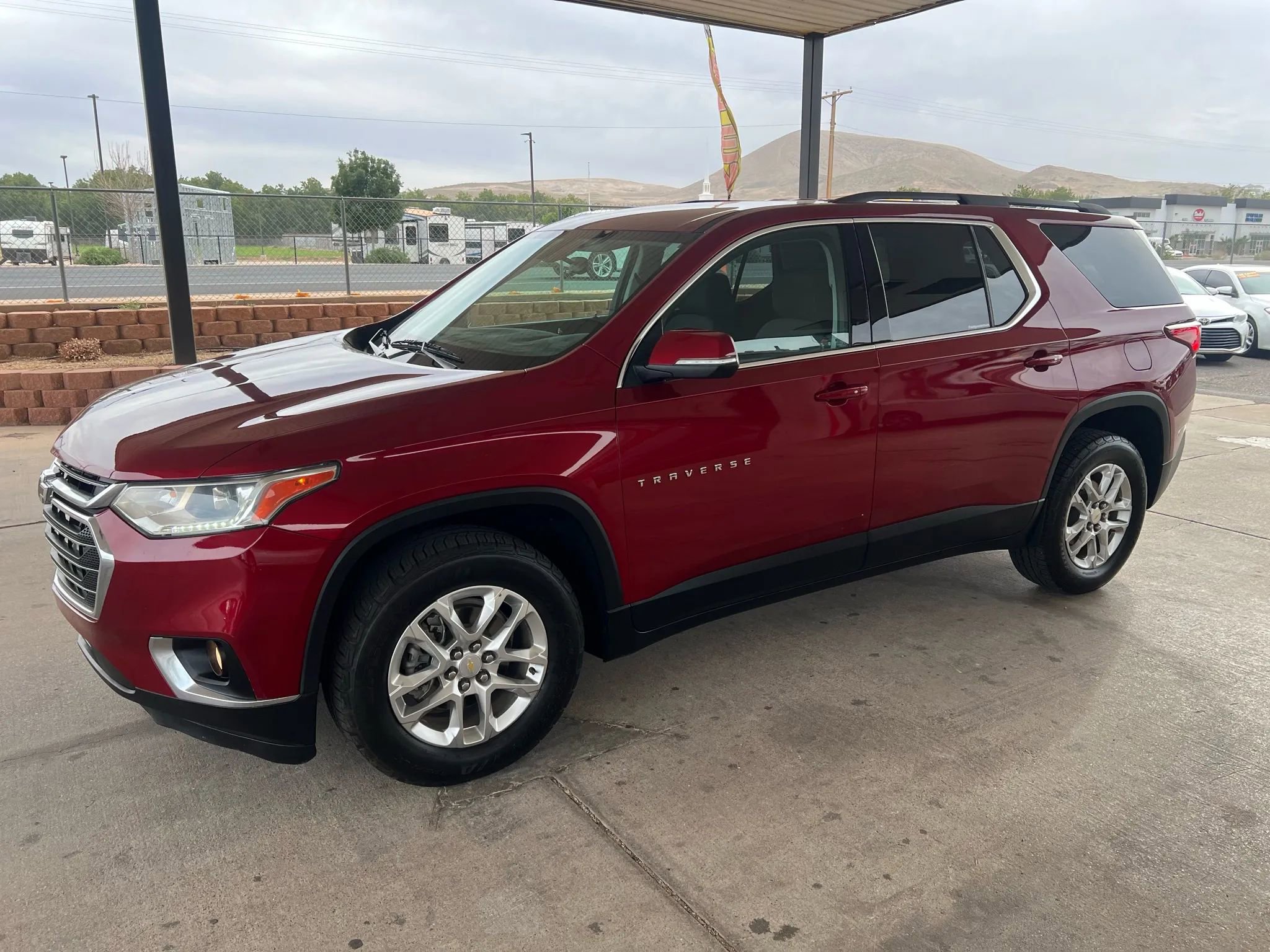 Used 2021 Chevrolet Traverse LT image 1