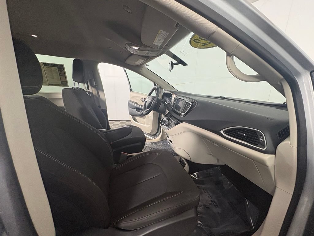 Used 2022 Chrysler Voyager LX FWD image 7