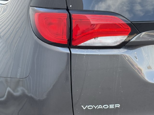 Used 2022 Chrysler Voyager LX FWD image 6
