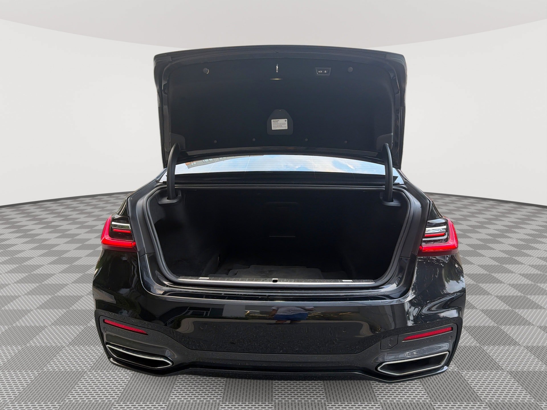 Used 2020 BMW 750i xDrive w/ Executive Package AWD/4WD image 21