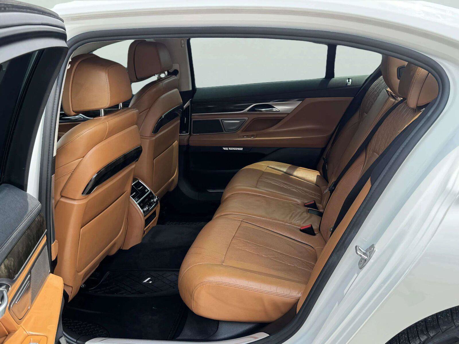 Used 2016 BMW 750i xDrive AWD/4WD image 32