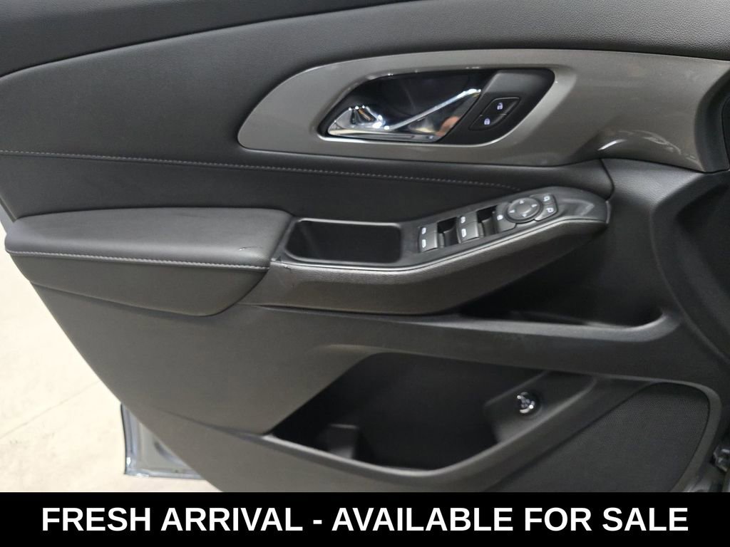 Used 2023 Chevrolet Traverse LT image 9