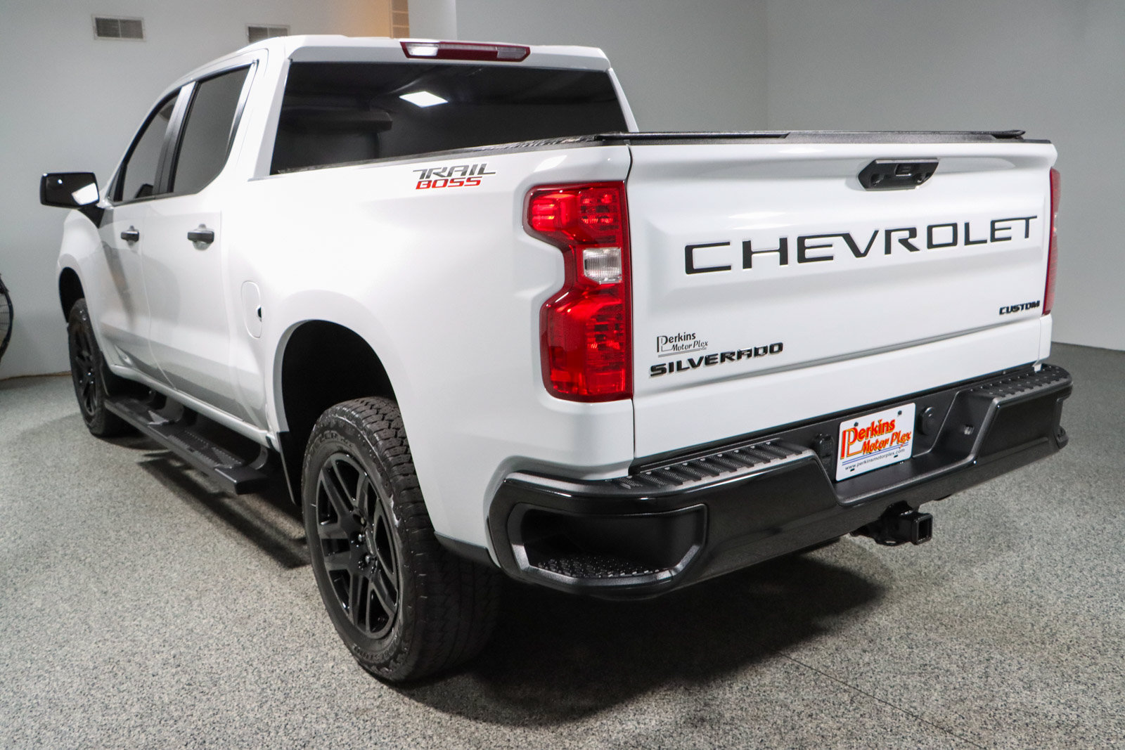 Used 2023 Chevrolet Silverado 1500 Custom Trail Boss w/ LPO, Dark Essentials Package AWD/4WD image 9