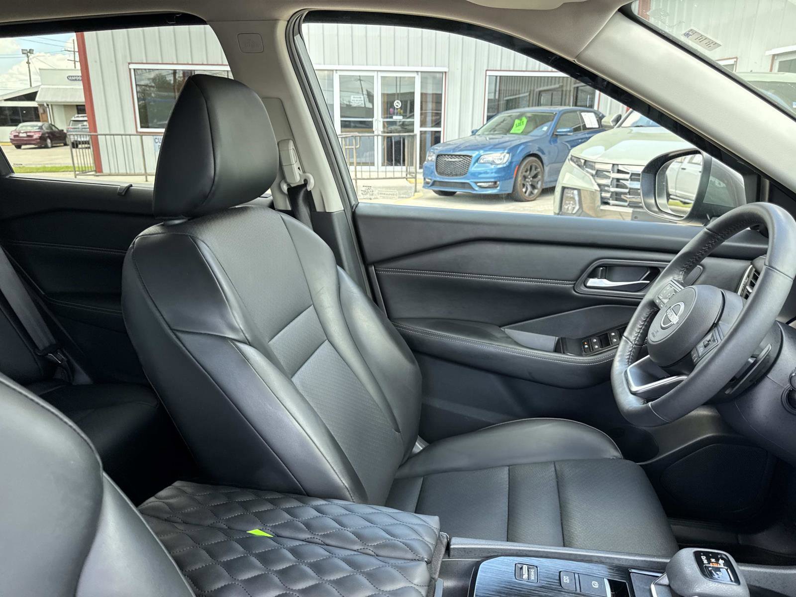 Used 2024 Nissan Rogue SV w/ SV Premium Package image 11