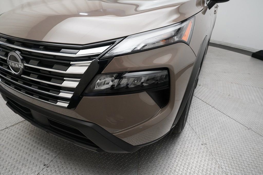 Used 2025 Nissan Rogue SV w/ SV Premium Package image 23