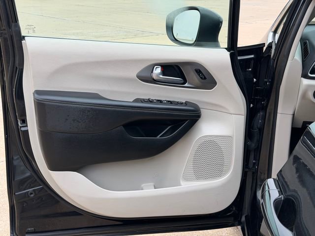 Used 2023 Chrysler Pacifica Touring-L FWD image 18