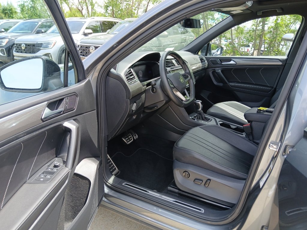 Used 2023 Volkswagen Tiguan SE R-Line FWD image 9