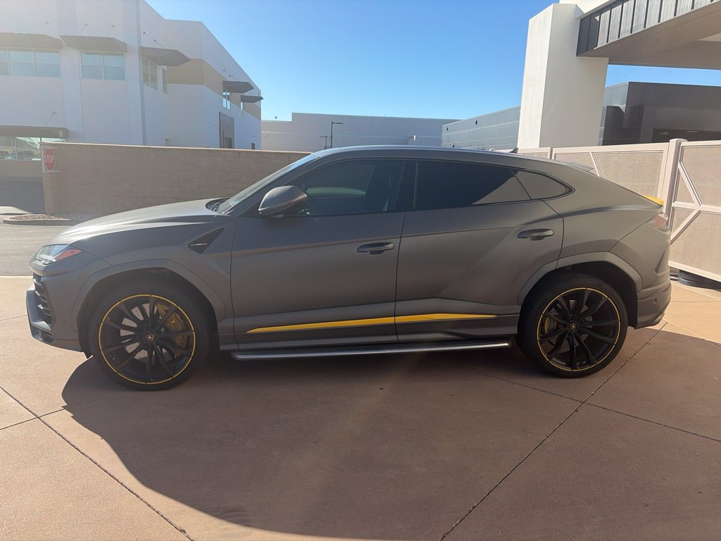 Used 2022 Lamborghini Urus AWD/4WD image 2