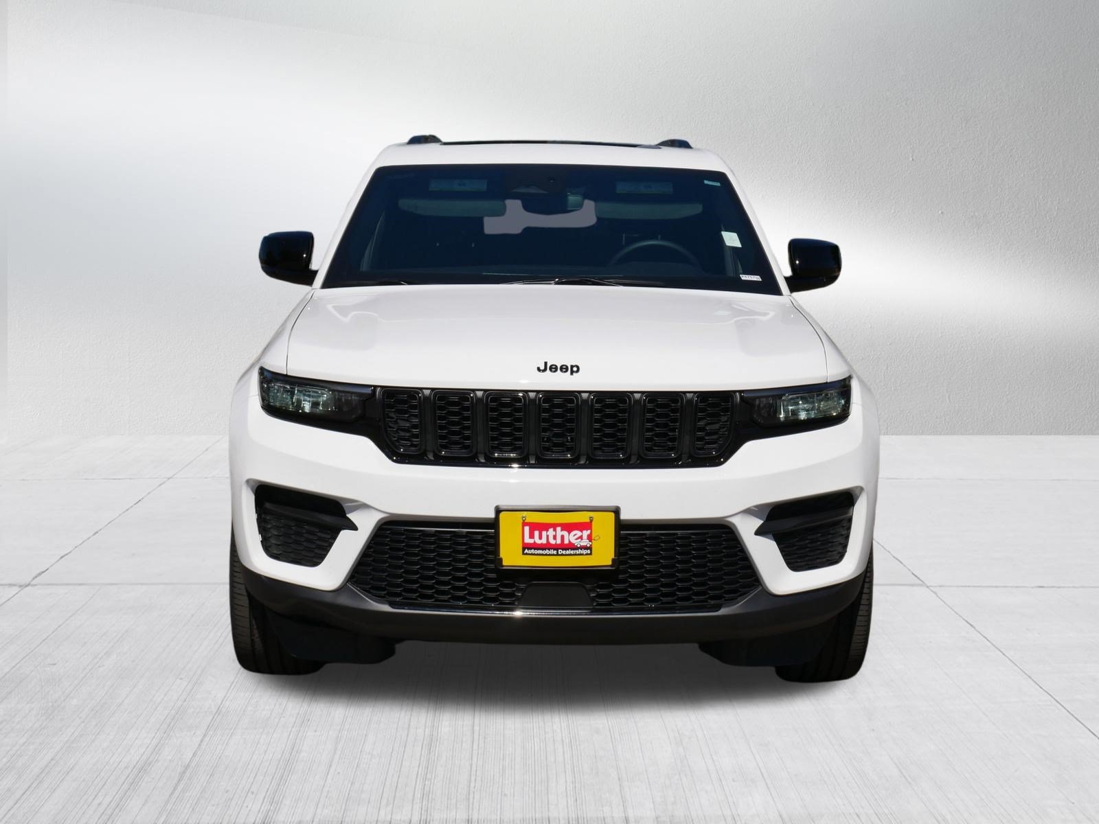 Used 2023 Jeep Grand Cherokee Altitude AWD/4WD image 2