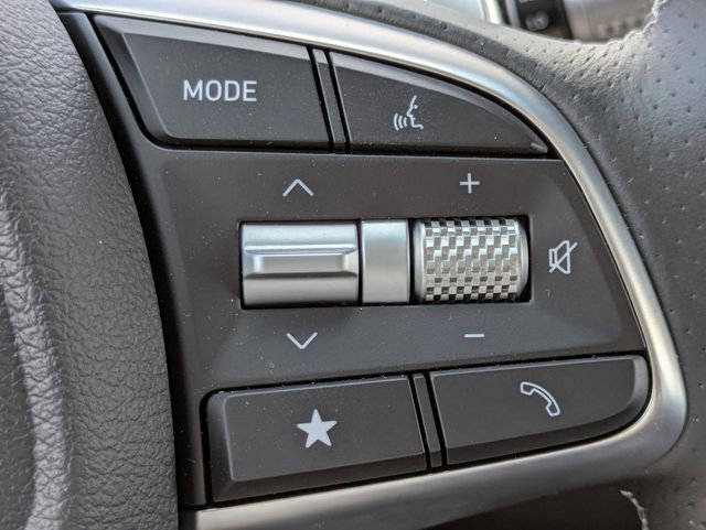 Used 2025 Genesis G70 2.5T image 25