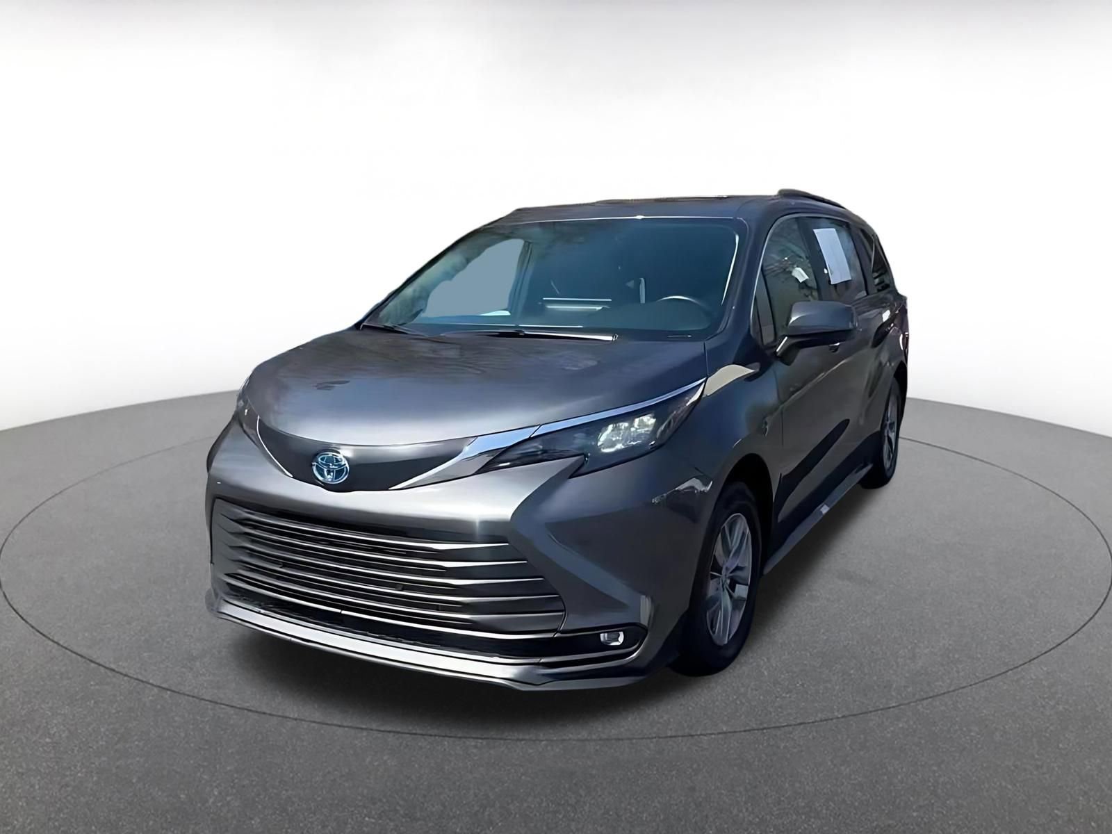 Used 2025 Toyota Sienna XLE image 7