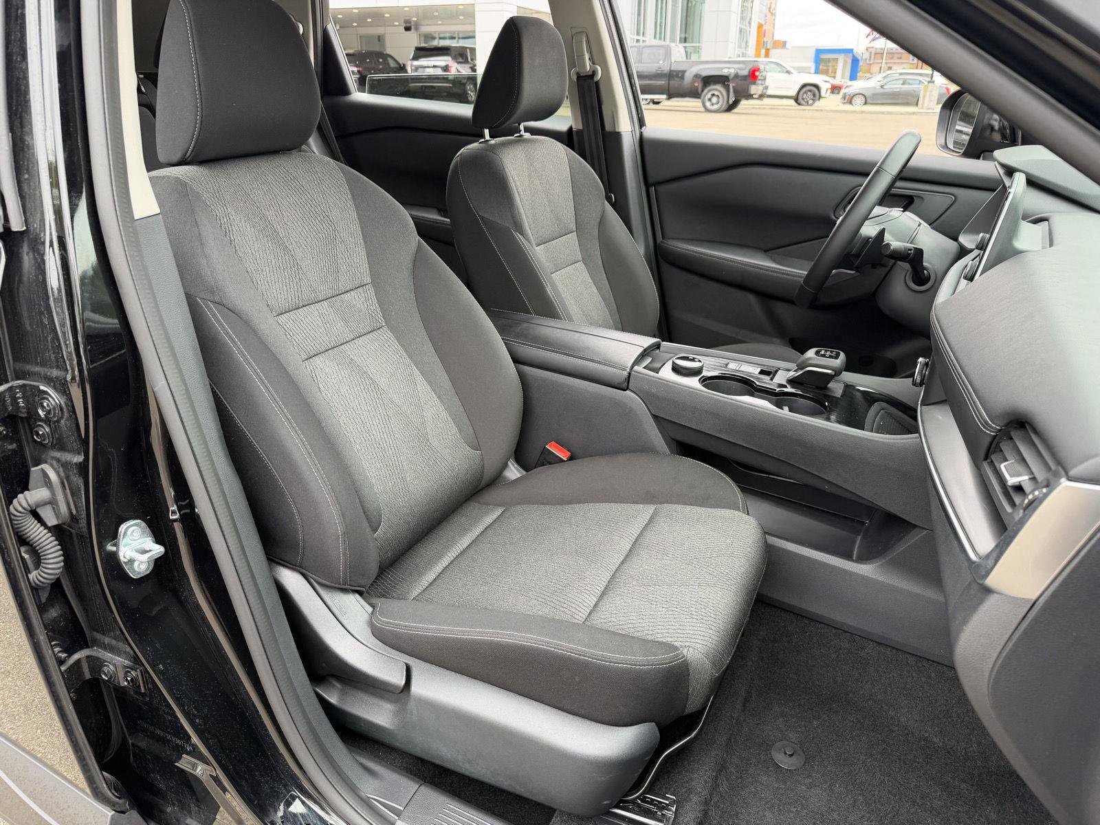 Used 2025 Nissan Rogue SV image 19