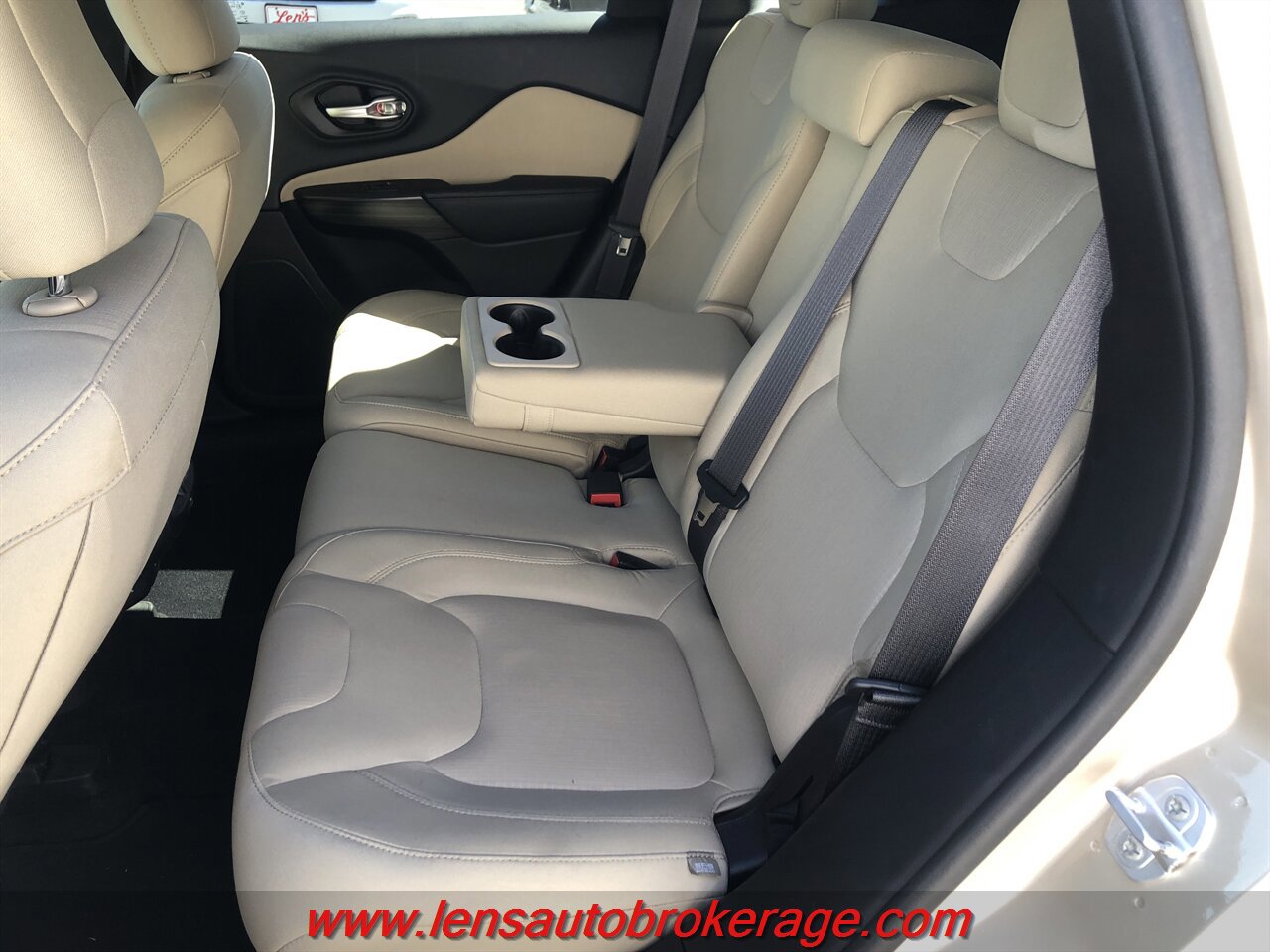 Used 2015 Jeep Cherokee Latitude w/ Comfort/Convenience Group image 16