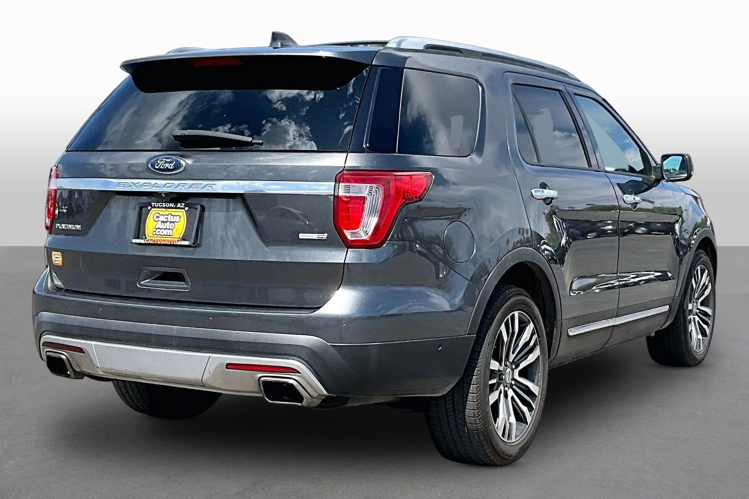 Used 2017 Ford Explorer Platinum AWD/4WD image 2