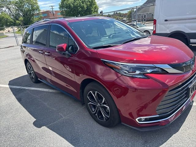 Used 2025 Toyota Sienna Platinum AWD/4WD image 3