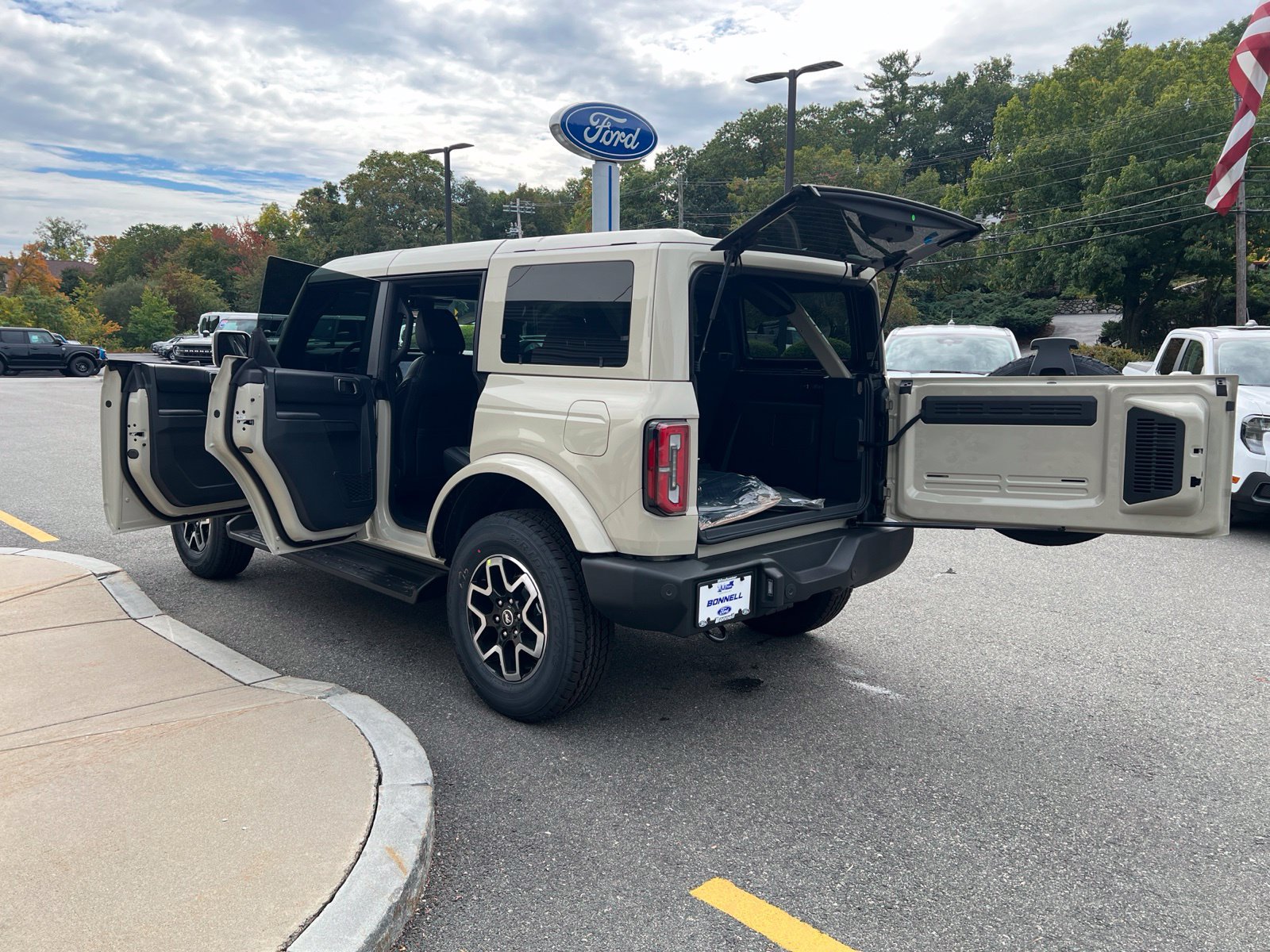 New 2026 Ford Bronco Outer Banks AWD/4WD image 10