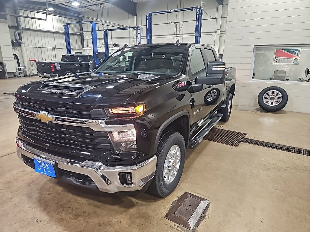 Used 2024 Chevrolet Silverado 2500 LT image 3