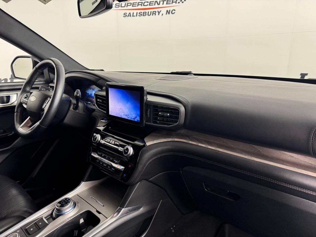 Used 2023 Ford Explorer Platinum w/ Class IV Trailer Tow Package AWD/4WD image 27