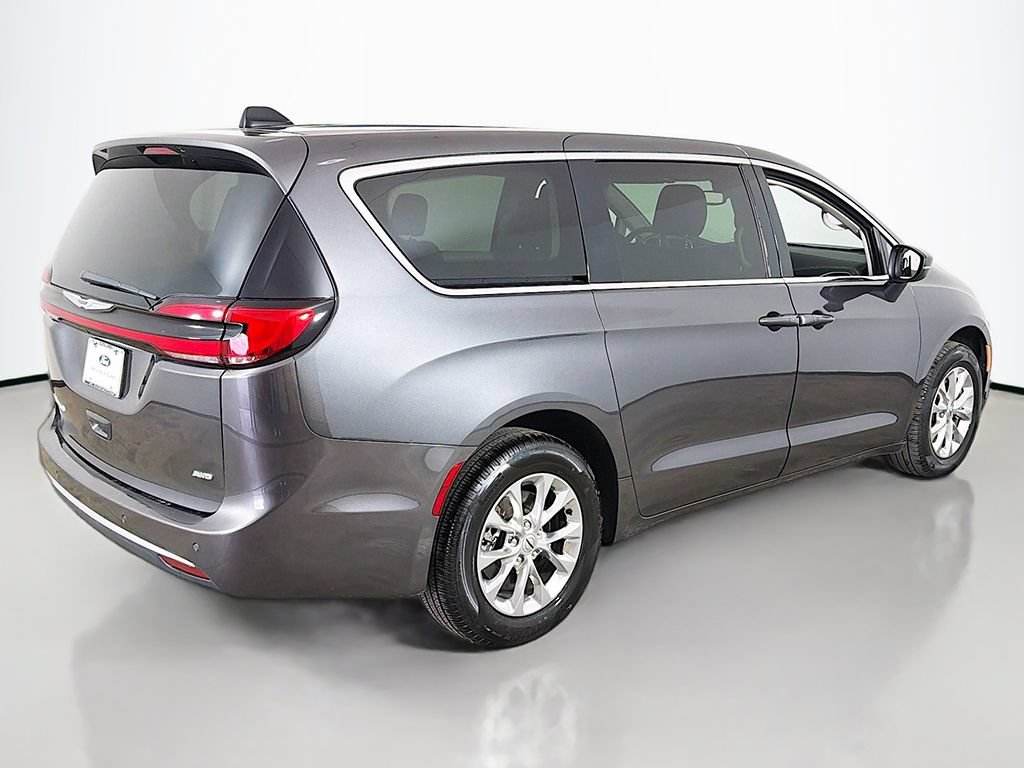 Used 2023 Chrysler Pacifica Touring-L AWD/4WD image 13