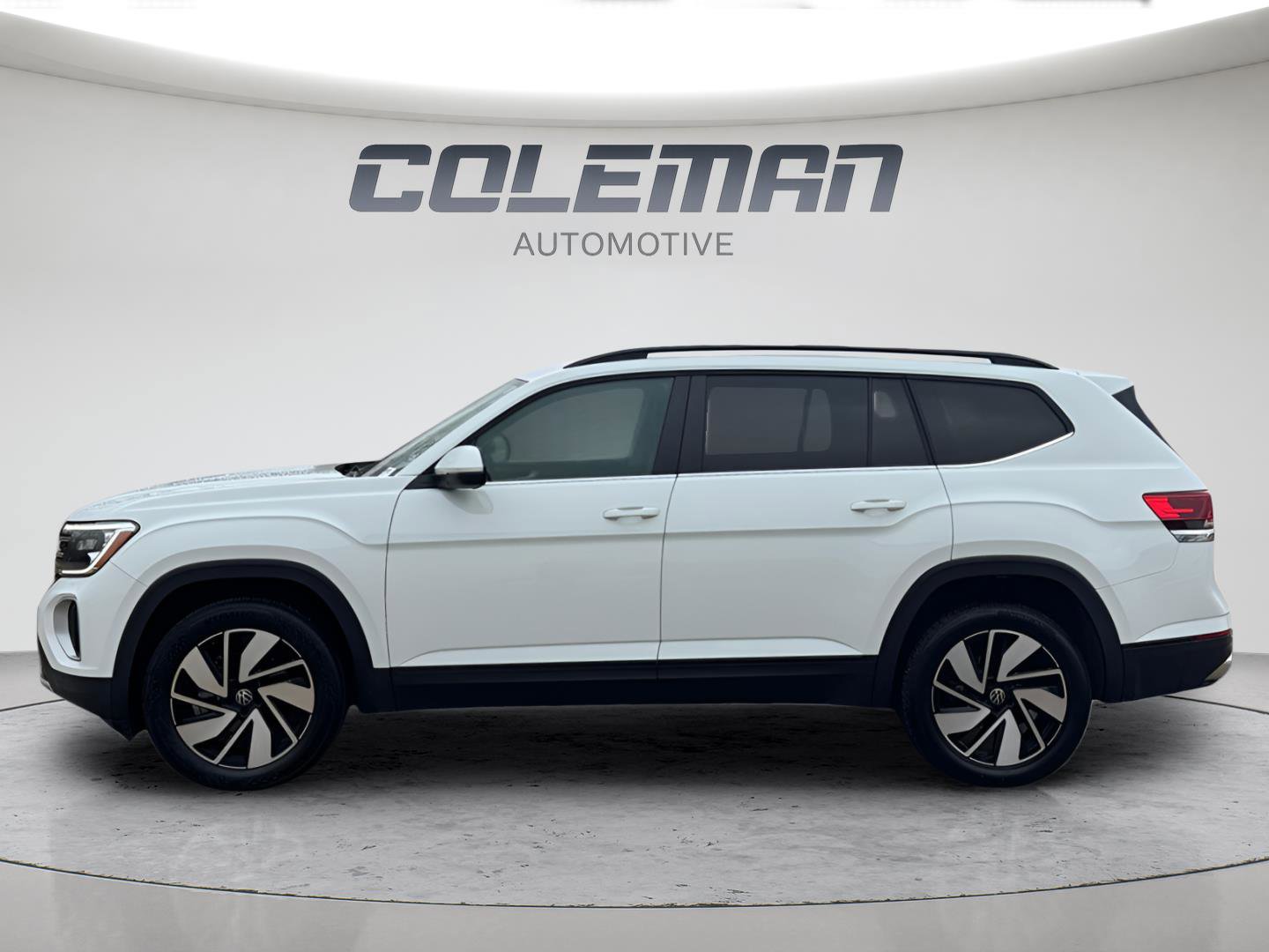 Used 2025 Volkswagen Atlas SE image 2