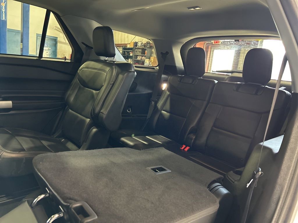 Used 2023 Ford Explorer XLT AWD/4WD image 40