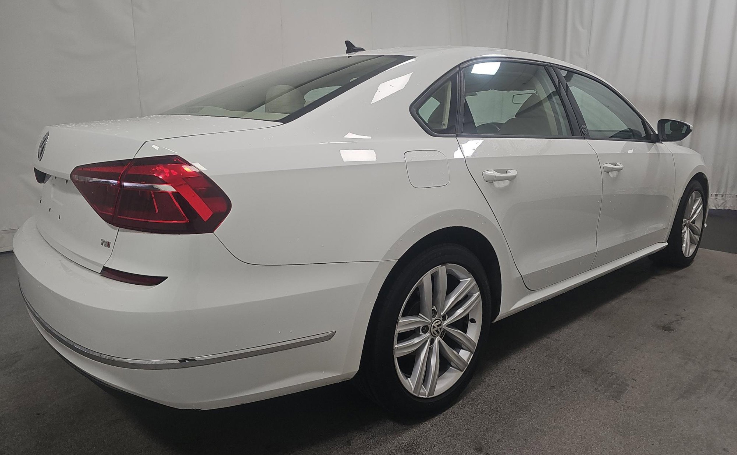 Used 2019 Volkswagen Passat 2.0T Wolfsburg w/ Wheels & Sunroof Package image 5