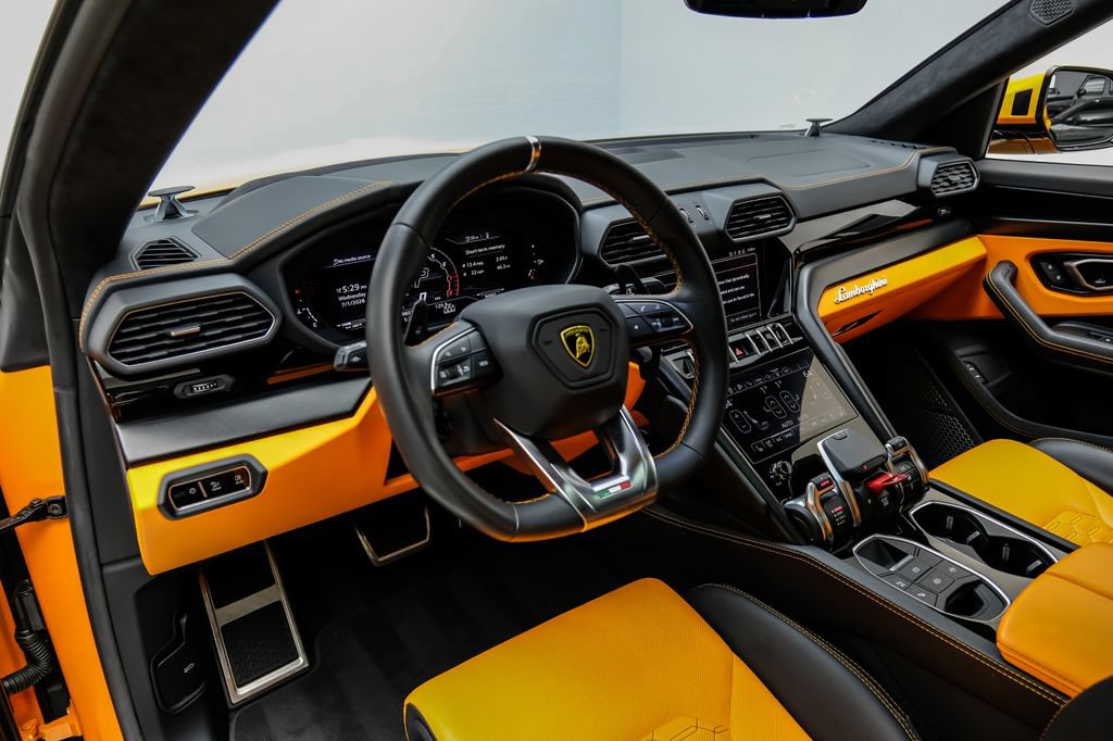 Used 2022 Lamborghini Urus AWD/4WD image 7