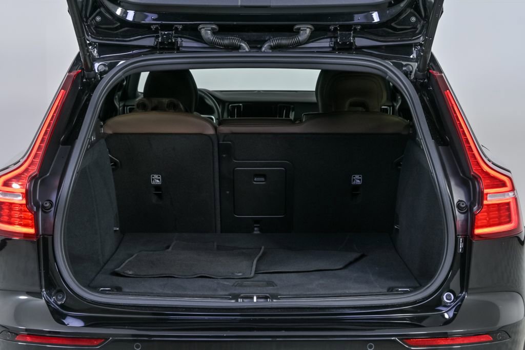 Certified 2025 Volvo V60 B5 Cross Country Plus image 31