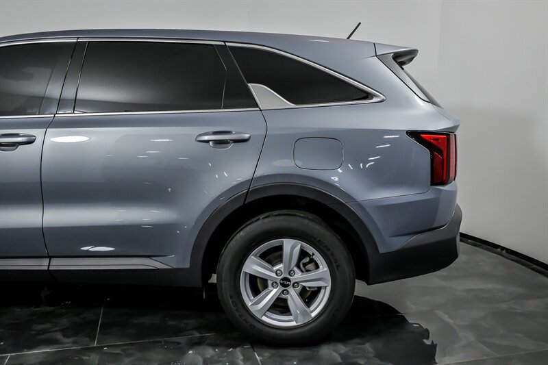 Used 2022 Kia Sorento LX AWD/4WD image 7