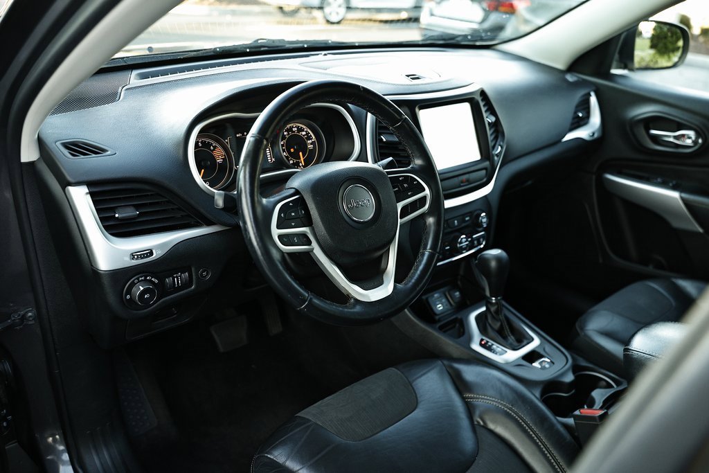 Used 2018 Jeep Cherokee Latitude Plus w/ Comfort/Convenience Group image 18