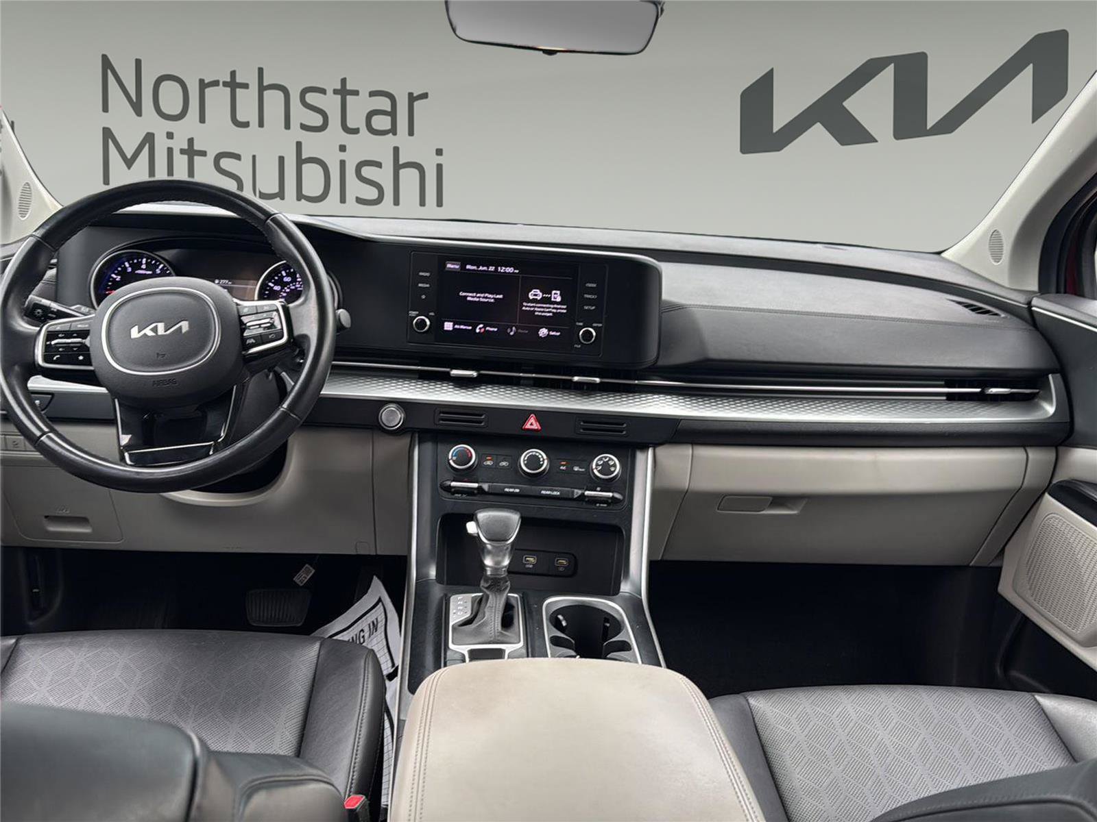 Used 2022 Kia Carnival LX FWD image 9