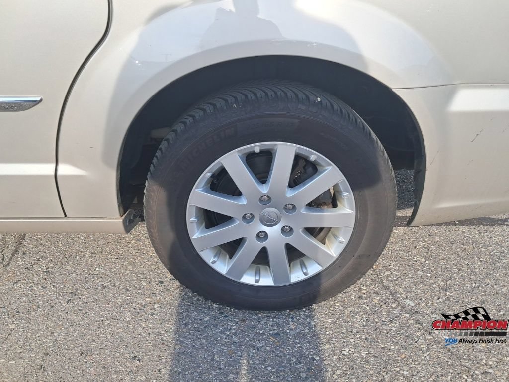 Used 2013 Chrysler Town & Country Touring FWD image 12