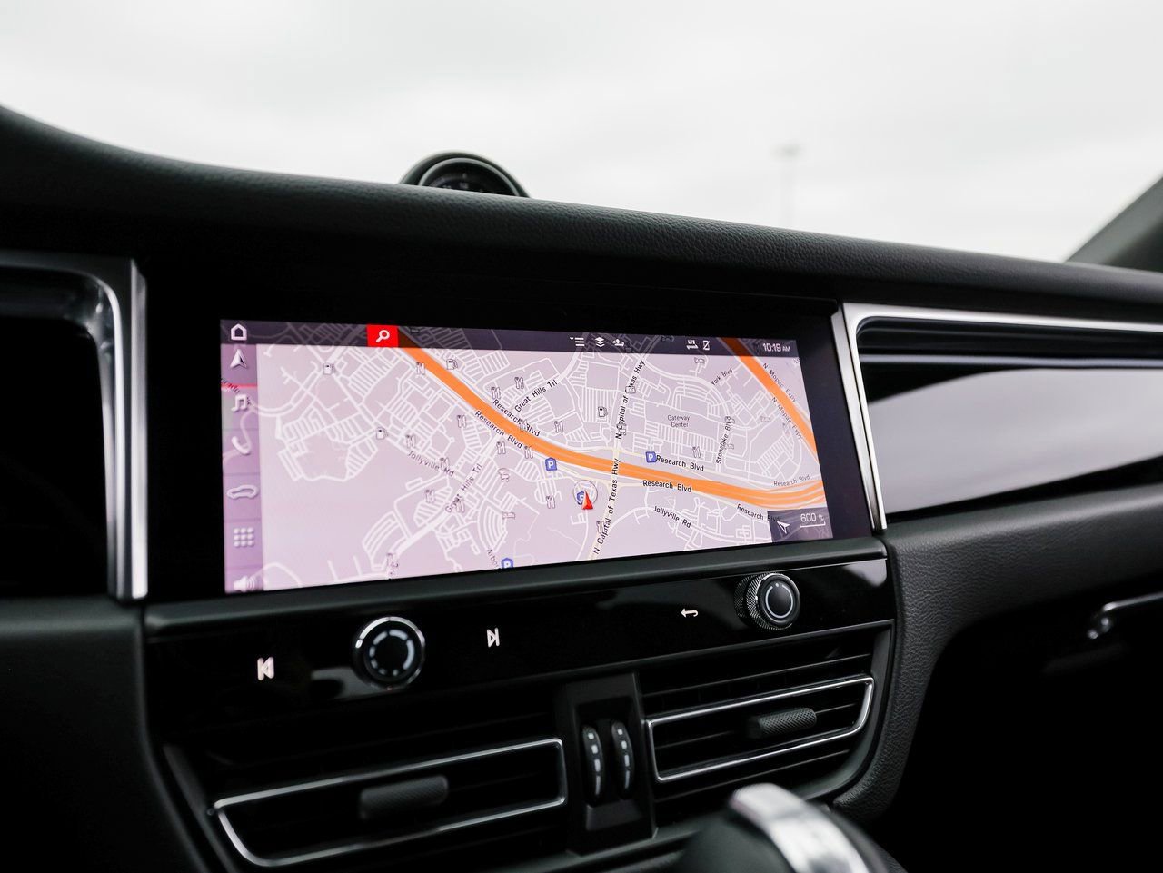 Certified 2022 Porsche Macan image 18