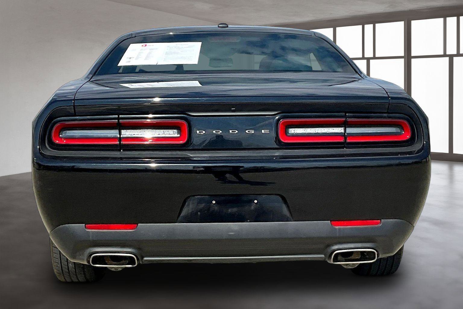 Used 2016 Dodge Challenger SXT image 5